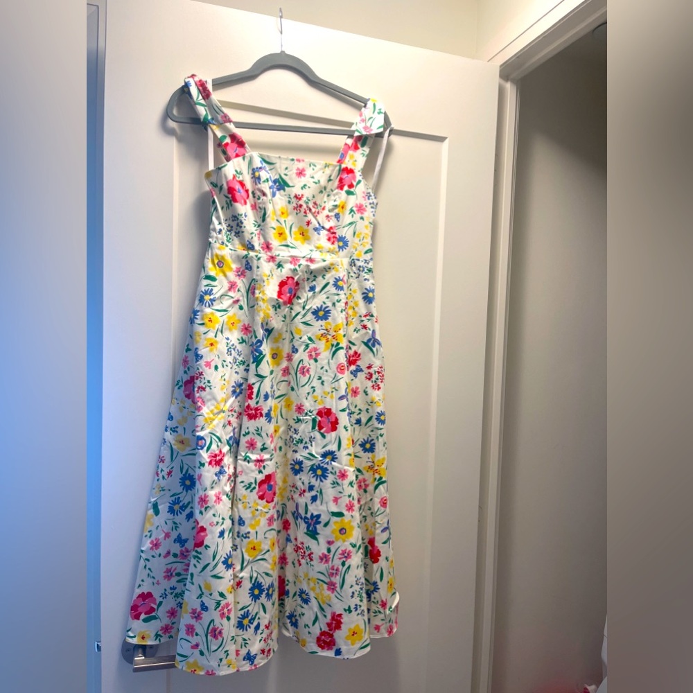 length: 47"
Materials
Cotton Blend
poplin
Cotton lining
